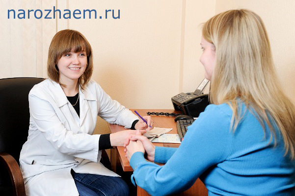 Дисфункциональные маточные кровотечения Девушка консультируется у врача по дисфункциональным маточным кровотечениям